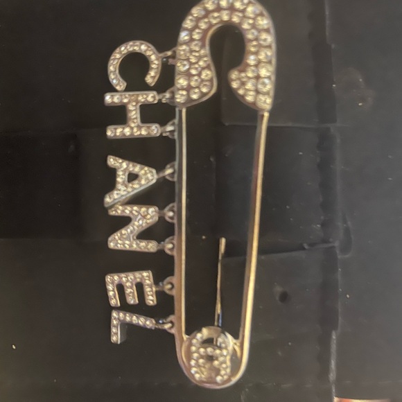 CHANEL Safety Pin Brooch - Made in Italy -never worn - Picture 3 of 6
